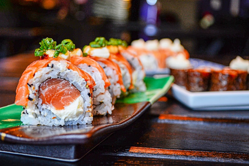 Sushi plato fresco con salmón